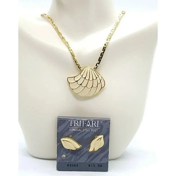 TRIFARI 1980s Cream Beige Enamel Shell Pendant Ear - Picture 1 of 5